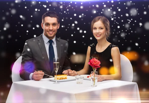 Smiling couple eating dessert at restaurant — Stock Photo, Image