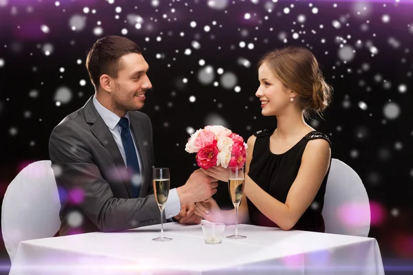 Smiling couple course at restaurant — Stock Photo, Image