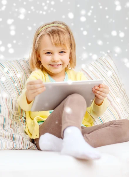 Menina sorridente com computador tablet pc em casa — Fotografia de Stock
