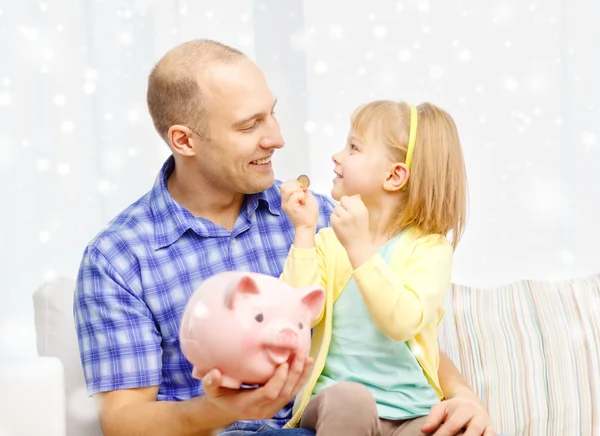 Glücklicher Vater und Tochter mit großem Sparschwein — Stockfoto