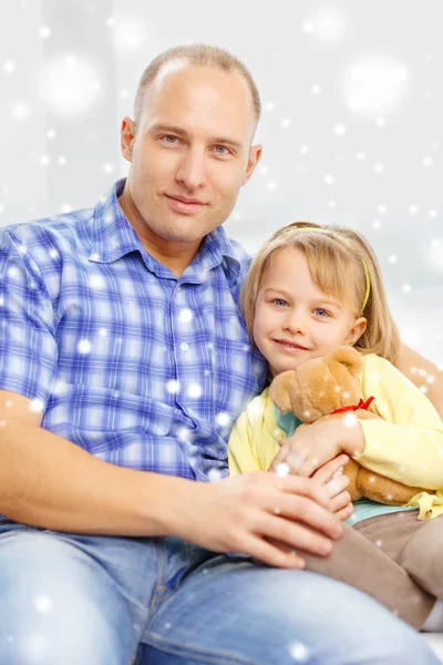 Père et fille souriants avec ours en peluche — Photo