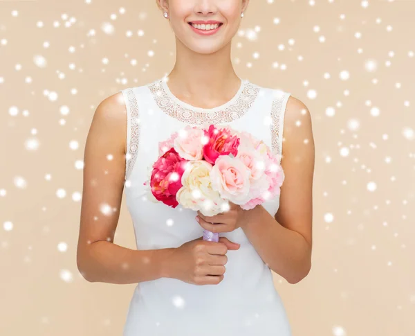 Close up de mulher em vestido branco com flores — Fotografia de Stock