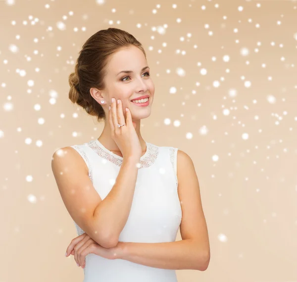 Uśmiechnięta kobieta w białej sukni z pierścionek z brylantem — Zdjęcie stockowe