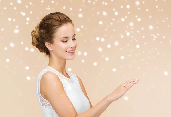 Mulher sorridente em vestido branco com anel de diamante — Fotografia de Stock