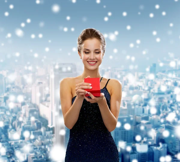 Mujer sonriente sosteniendo caja de regalo roja —  Fotos de Stock