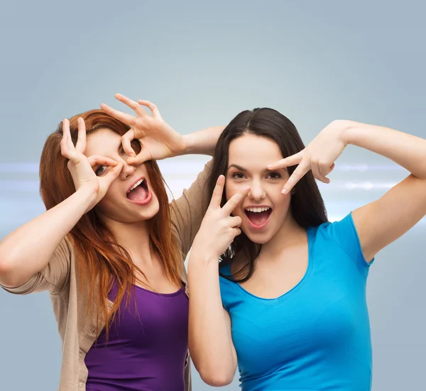 Smiling teenage girls having fun — Stock Photo, Image