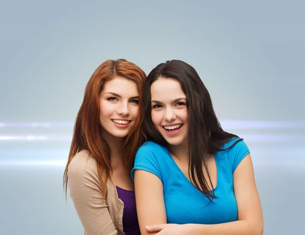 Sorridente adolescente meninas abraçando — Fotografia de Stock