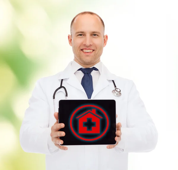 Médecin masculin souriant avec stéthoscope et comprimé pc — Photo