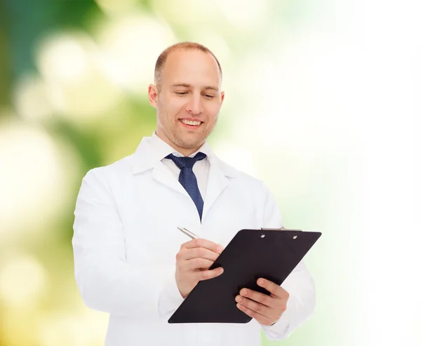 Улыбающийся врач с планшетом — стоковое фото