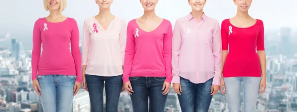 Primer plano de las mujeres con cintas de sensibilización contra el cáncer — Foto de Stock