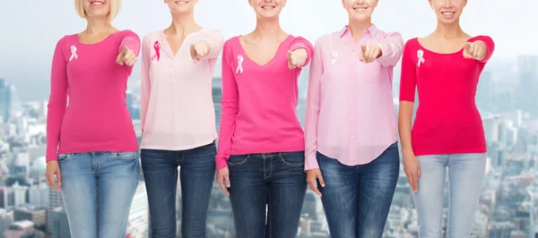 Nahaufnahme von Frauen mit Krebsinformationsbändern — Stockfoto