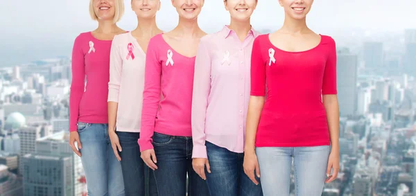 Primer plano de las mujeres con cintas de sensibilización contra el cáncer —  Fotos de Stock