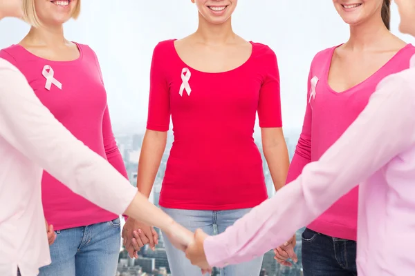 Zblízka žen s rakovinou povědomí stuhy — Stock fotografie