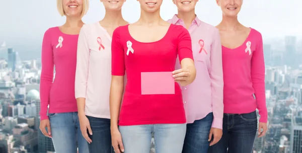 Nahaufnahme von Frauen mit Krebsinformationsbändern — Stockfoto