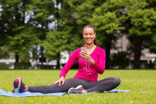 Lachende african american vrouw met smartphone — Stockfoto