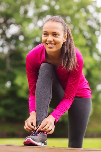 Mujer sonriente haciendo ejercicio al aire libre — Foto de Stock