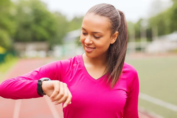 Sonriente mujer corriendo en pista al aire libre —  Fotos de Stock