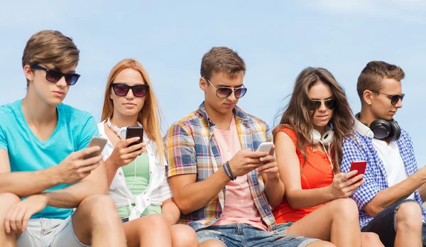 Gruppe von Freunden mit Smartphones im Freien — Stockfoto