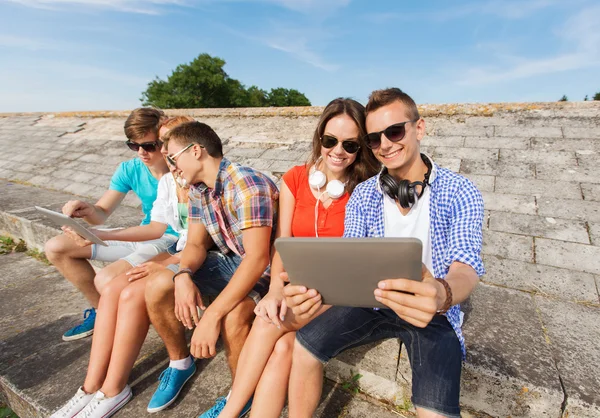 Groupe d'amis souriants avec tablette PC à l'extérieur — Photo