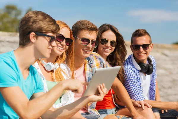 Gruppo di amici sorridenti con tablet pc all'aperto — Foto Stock