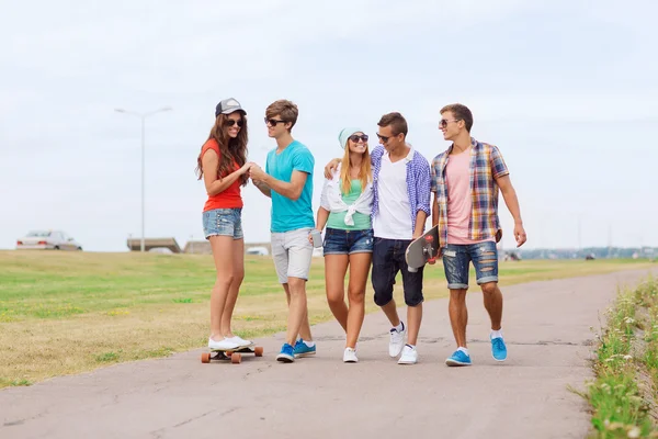 Группа улыбающихся подростков со скейтбордами — стоковое фото