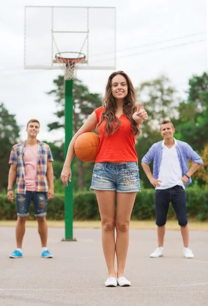 Skupina usměvavá teenagerů hrát basketbal — Stock fotografie