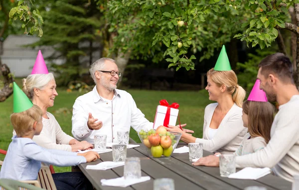 Feliz familia teniendo cena de vacaciones al aire libre — Foto de Stock