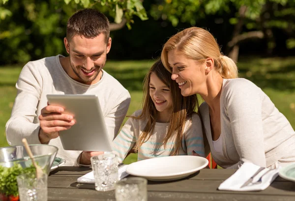 Glückliche Familie mit Tablet-PC im Freien — Stockfoto