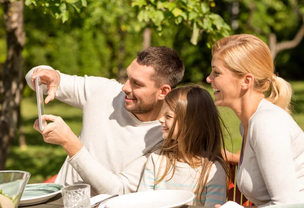 Famille heureuse avec tablette PC à l'extérieur — Photo