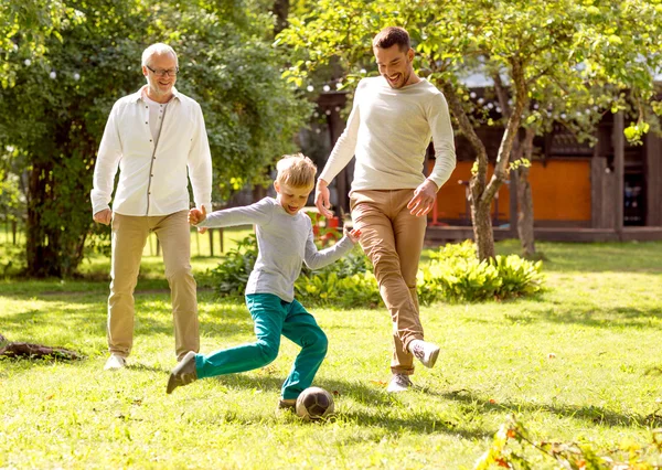 Familia feliz jugando al fútbol al aire libre — Foto de Stock