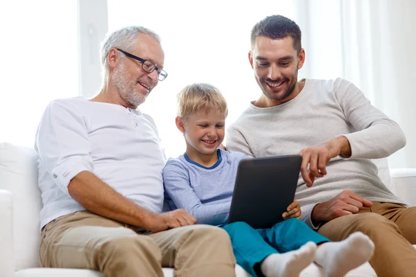 Familia sonriente con tablet pc en casa —  Fotos de Stock