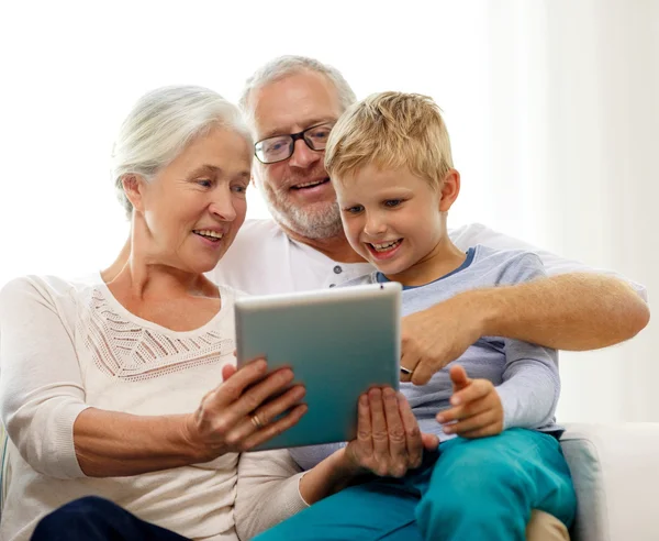 Família sorrindo com tablet pc em casa — Fotografia de Stock