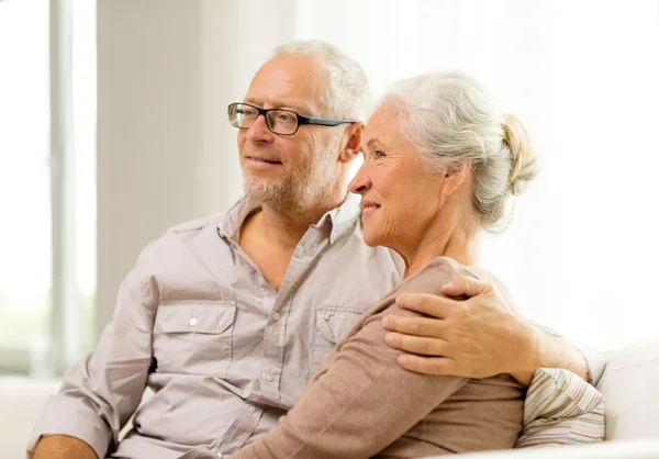 Glückliches Seniorenpaar sitzt zu Hause auf Sofa — Stockfoto