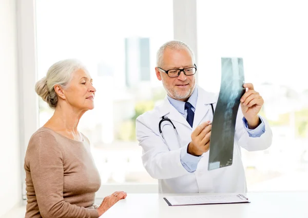 Улыбающаяся пожилая женщина и встреча с врачом — стоковое фото