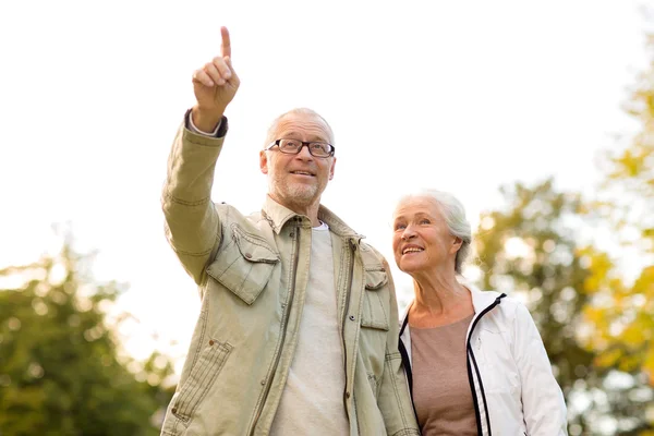 Senior par i parken — Stockfoto