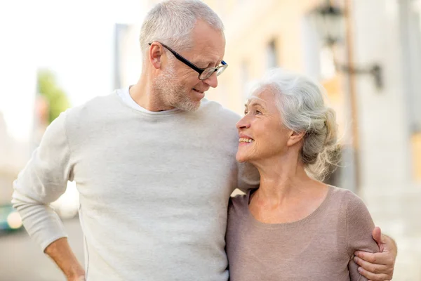 Senior koppel op stad straat — Stockfoto