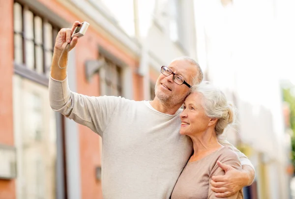 Pareja de ancianos fotografiando en la calle de la ciudad —  Fotos de Stock