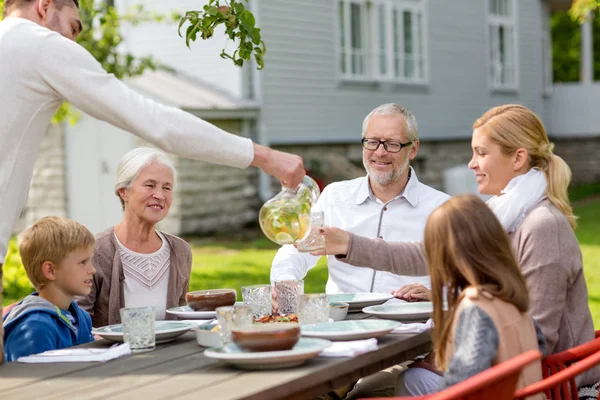 Feliz familia teniendo cena de vacaciones al aire libre Imagen de stock