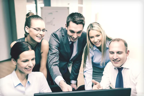 Equipo de negocios con monitor en discusión —  Fotos de Stock