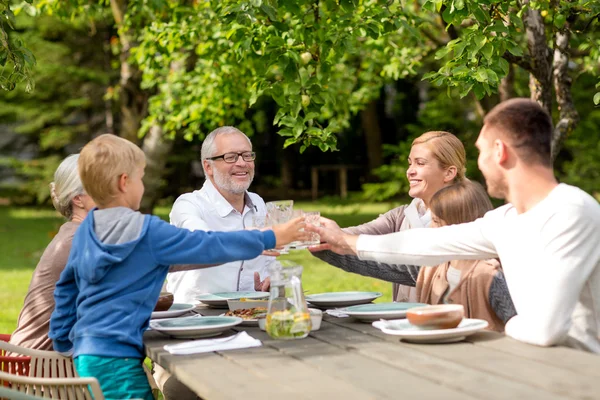 Feliz familia teniendo cena de vacaciones al aire libre —  Fotos de Stock