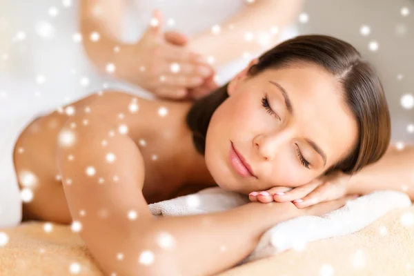 Schöne junge Frau im Wellness-Salon bekommen Massage — Stockfoto