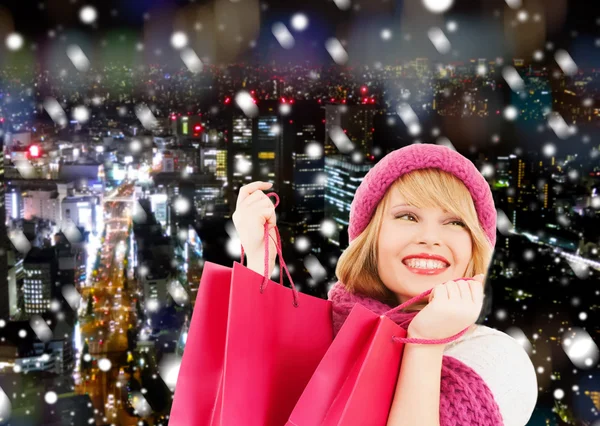 Alışveriş torbaları ile gülümseyen genç kadın — Stok fotoğraf