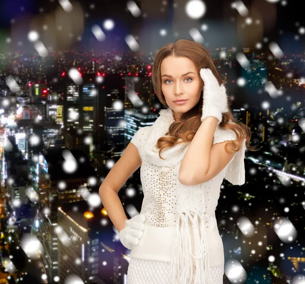 Sorrindo jovem mulher em roupas de inverno — Fotografia de Stock