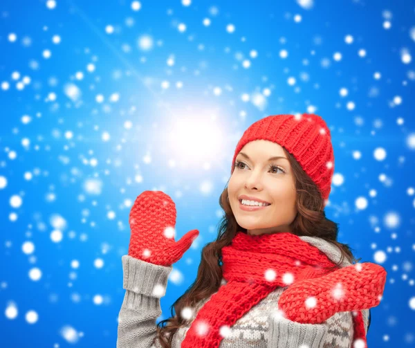 Sorrindo jovem mulher em roupas de inverno — Fotografia de Stock