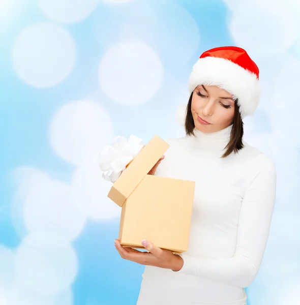 Mujer en sombrero de ayudante santa con caja de regalo — Foto de Stock