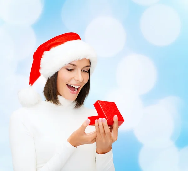 선물 상자 산타의 도우미 모자에 웃는 여자 — 스톡 사진