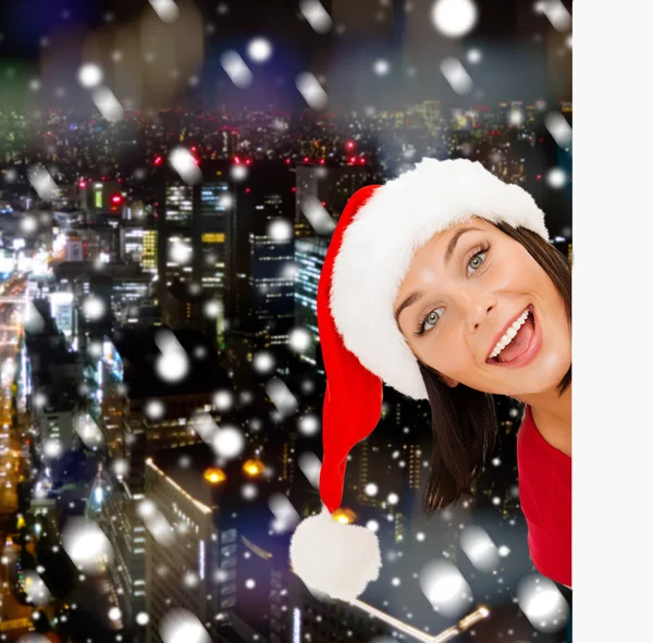 산타 도우미 모자 빈 화이트 보드에 여자 — 스톡 사진