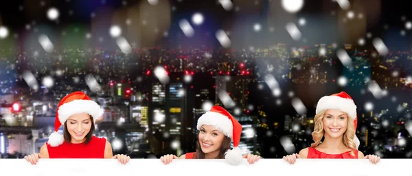 Frauen mit Weihnachtsmann-Helfermütze mit weißem Brett — Stockfoto