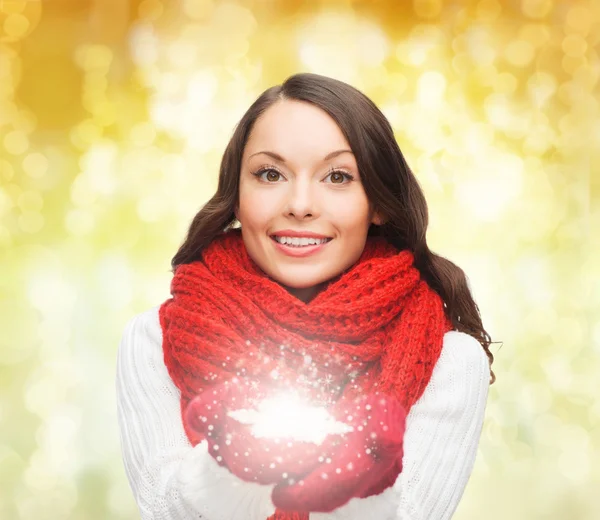 雪の結晶を冬の服の女性の笑みを浮かべてください。 — ストック写真