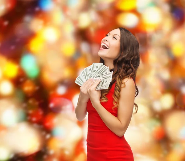 Mujer en vestido rojo con nosotros dinero del dólar —  Fotos de Stock